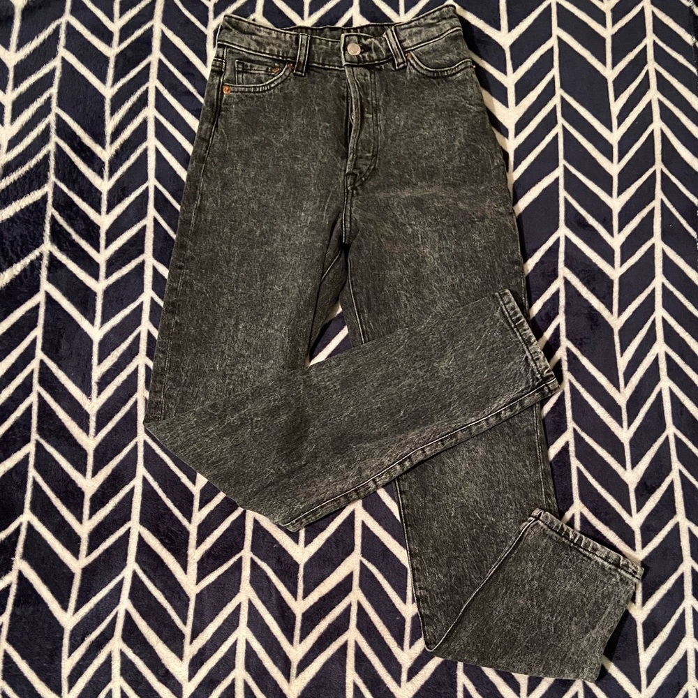 This are black mom jeans